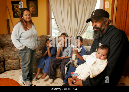 Eine moderne Aborigine Familiengruppe in ihrem Haus in La Perouse Sydney Australia Stockfoto