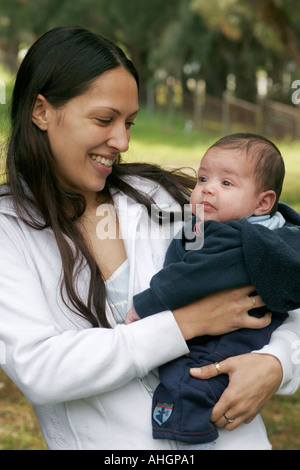 Moderne Aborigine-Mutter mit Kind Stockfoto