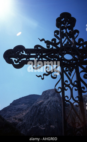 Schmiedeeisernen Kreuz mit Blick auf die Schlucht Los Gaitanes neben El Chorro in Spanien Stockfoto