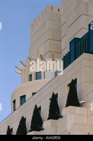 Vauxhall Kreuz, MI6 Building, London. Von außen. Architekt: Terry Farrell Stockfoto