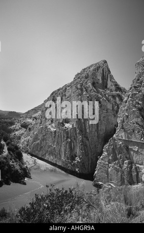 Monochrom Schuss Los Gaitanes Schlucht neben El Chorro in Spanien mit der Camino del Rey sichtbar auf der rechten Seite Stockfoto