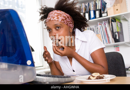 Büroangestellter Essen einen Fairtrade-snack Stockfoto