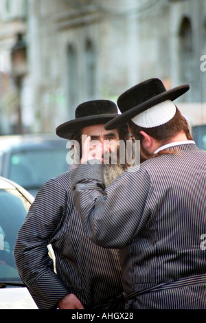 Israel Jerusalem Mea Shearim Nachbarschaft zwei ultra orthodoxe religiöse Juden sprechen auf der Straße Stockfoto