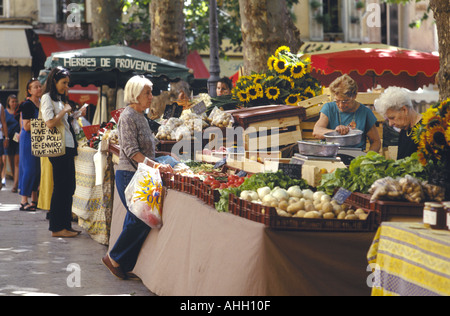 Kühl und schattig Obst und Gemüse Markt im Zentrum von Aix Provence in Frankreich. Stockfoto