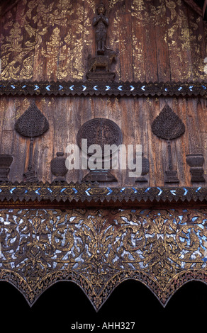 THAILAND-Eingang Detail auf der Viharn, Wat Phra, die Lampang Luang. Lampang Stockfoto
