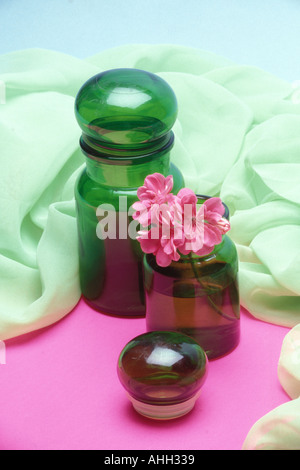 Stillleben mit grünen Gläsern Stockfoto