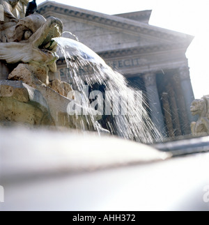 Eine sprudelnde Springbrunnen vor dem Pantheon Rom KATHY DEWITT Stockfoto