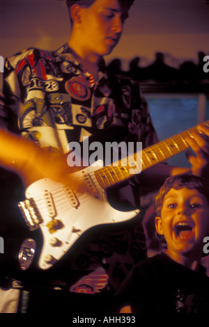 Musik für Gitarre und Gesang, Jungs unterschiedlichen Alters Stockfoto