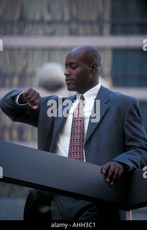 Geschäftsmann, Blick auf Uhr Stockfoto
