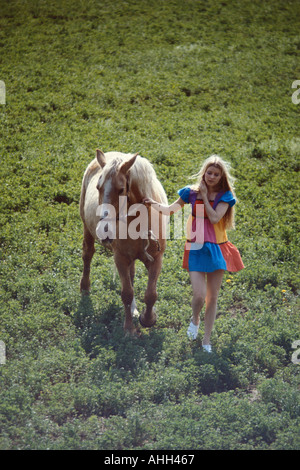 Mädchen Training Palomino Horse Stockfoto