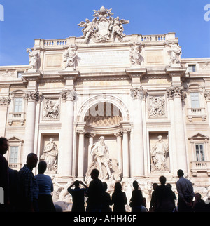 Touristen versammelt vor dem Trevi Brunnen Rom entworfen von Nicola Salvi in 1732 KATHY DEWITT Stockfoto