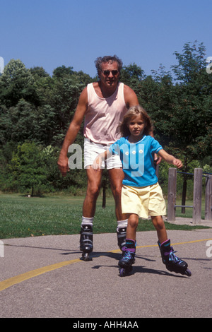 Vater und Tochter Inlineskating Stockfoto