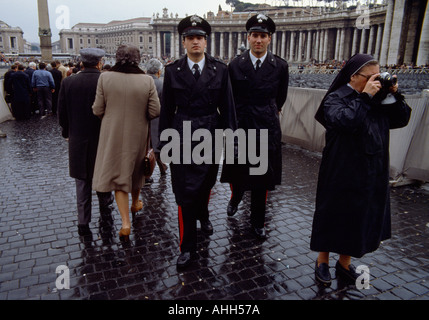 Welt zu reisen. Saint Peters die Vatikanstadt in Rom in Italien in Europa. Fernweh-Eskapismus-Kultur-Geschichte Stockfoto