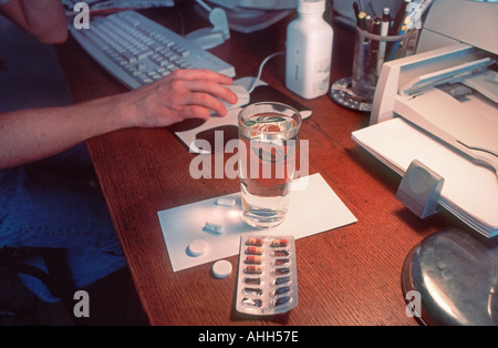 Medizinische HAART AIDS Anti-Virus HIV Medikation Pillen männlicher Patient im Home Office Arbeiten am Computer, Detail Nahaufnahme, Medikamente Tabletten, Gesundheit Stockfoto