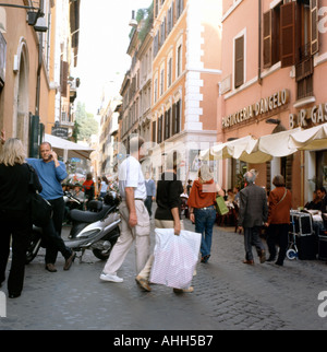 Ein älteres Paar mit Tüten vorbei gehen. Geschäfte mit Fußgängern in der Nähe von Pasticeria D'Angeo Via Condotti Straße im Herbst Rom, Italien KATHY DEWITT Stockfoto
