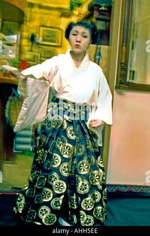 Japanische Frau in traditionellem Kimono-Kleid mit traditionellem Tanz in Paris Frankreich Französisch Bistro 'Troubador Coffee » Paris Frau Make Up Stockfoto