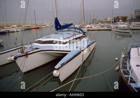 Katamaran in Marbella an der Costa del Sol in Andalusien in Spanien in Europa. Verkehr Boot Boote segeln segeln Spanisch Reise Stockfoto