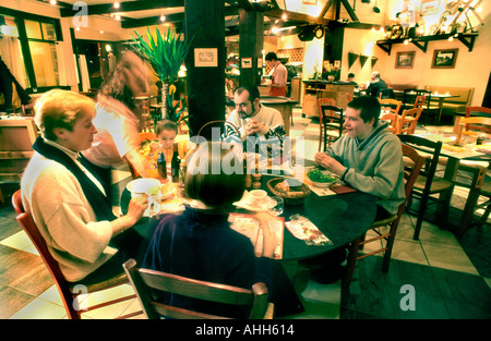 Essen in einer französischen Brasserie Restaurant 'Courtepaille' Le Mans, Frankreich traditionelle Mittelklassefamilie im Restaurant Stockfoto