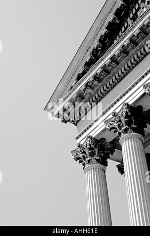 Detail, INVESTITIONEN griechische Tempelarchitektur mit Säulengesetz „Court House Building“ Geschäftsgrafik, Schwarzweißbild, Metaphern-Geschäft Stockfoto