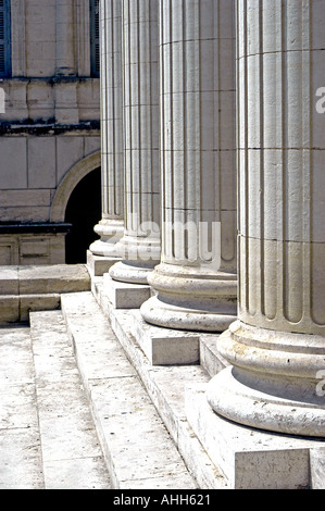 INVESTMENTS 'griechischer Tempel' Architektur mit Säulen Montpellier, Frankreich 'Law Court House' Gebäude, Metaphern Geschäft Stockfoto