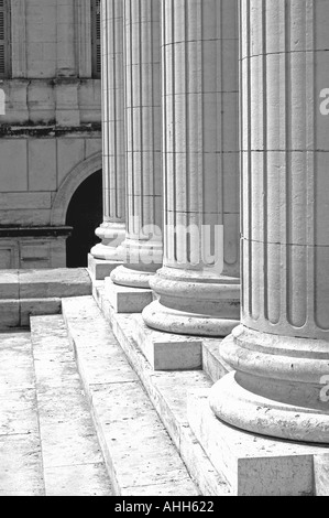 Investitionen "Griechische Tempel-Architektur" Spalten Gesetz "Court House Gebäude '' Architekturdetail '' Black And White" Stockfoto