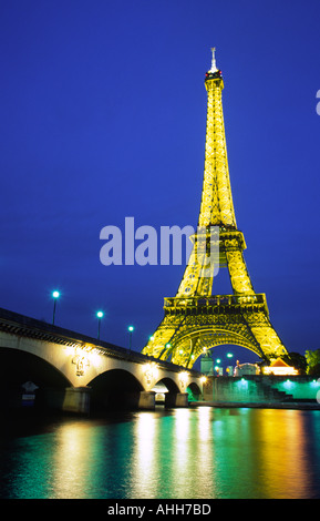 Der Eiffelturm in der Abenddämmerung In Paris Frankreich Stockfoto