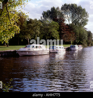 Sportboote vor Anker am Themse bei Abingdon in Oxfordshire-England Stockfoto