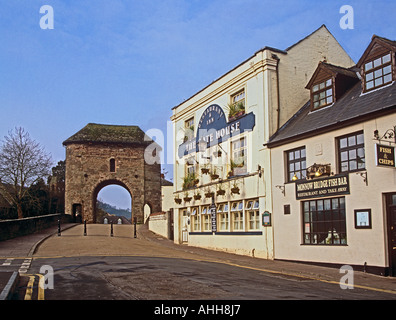 MONMOUTH GWENT WALES UK April Monnow Bridge und The Gate House restaurant Stockfoto