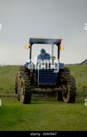 Milchviehhalter im Zentrum von New York sitzt auf seinem Leerlauf Traktor auf einem kalten November-Nachmittag Stockfoto