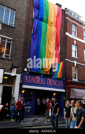 Schwule Regenbogenfahne vor Admiral Duncan Pub in Old Compton Street, Soho, London, Großbritannien Stockfoto