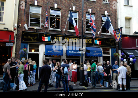 Menschen trinken außerhalb der French House Pub in Soho London UK Stockfoto