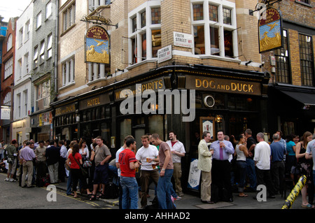 Menschen trinken außerhalb des Hund und Ente, London, England, UK Stockfoto