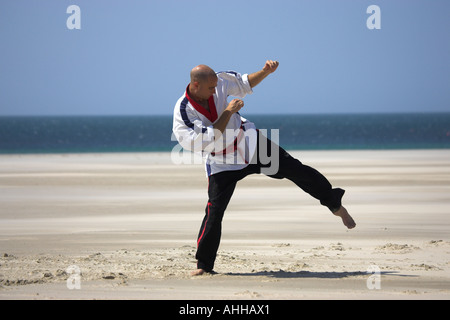 Freien Stil Strand Karate Jersey, Kanalinseln UK auf fünf Meile Strand von St-Ouen Stockfoto