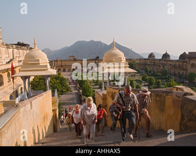 Touristen in Amber Fort Treppensteigen vom Ehrenhof Jaleb Chowk. Jaipur Stockfoto