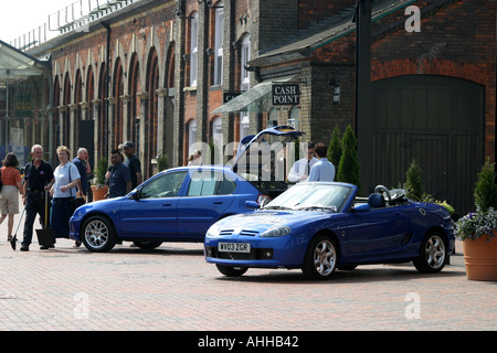 Autos zum Verkauf auf das McArthur Glen Designer Outlet Village in Swindon Stockfoto