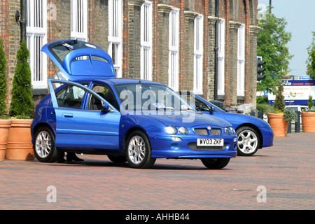 Autos zum Verkauf auf das McArthur Glen Designer Outlet Village in Swindon Stockfoto