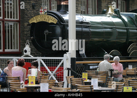 Eine Dampflok im McArthur Glen Designer Outlet Village in Swindon Stockfoto