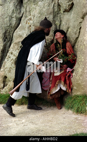 Die Priesterin des Tempels küssen während der Feier der Herbst-Tagundnachtgleiche in Avebury Wiltshire Stockfoto