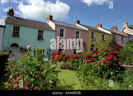 Multi farbige terrassenförmig angelegten Häuser im Dorf Saundersfoot Wales Stockfoto