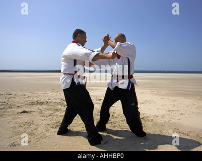 Freien Stil Strand Karate Jersey, Kanalinseln UK auf fünf Meile Strand von St-Ouen Stockfoto