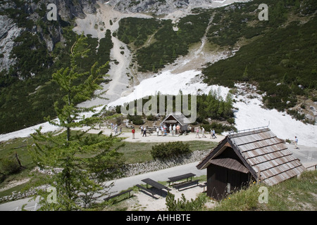 Touristen am Berg Vrsic pass im "Triglav National Park" mit Holzhütten mit Souvenirs und Erfrischungen in den Julischen Alpen Stockfoto