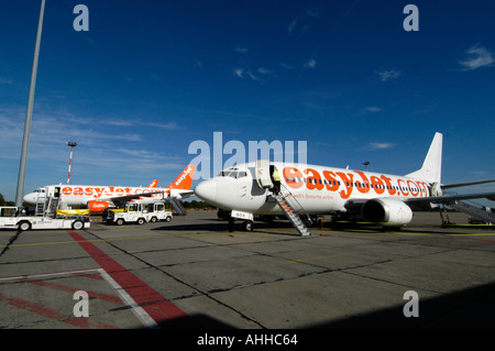 EasyJet Flugzeug auf dem Rollfeld, Berlin Schönefeld, Deutschland Stockfoto