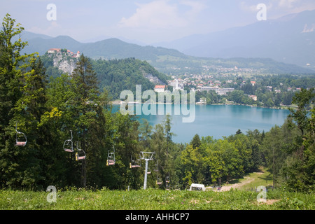 Bleder See im Sommer von Speisekarte Skipiste mit Stadt Burg auf der Klippe und St.-Martins Kirche in blau-grünes Wasser Stockfoto