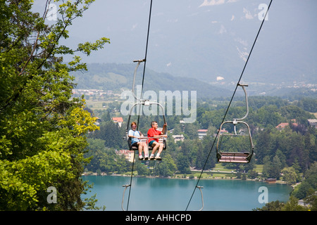 Menschen, die Reiten auf Sesselbahn auf Speisekarte Skipiste über dem Bleder See im Sommer Bled Slowenien Stockfoto