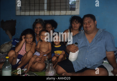 3 Generationen Familie Mittagessen auf Atiu island Cookinseln Südsee Stockfoto