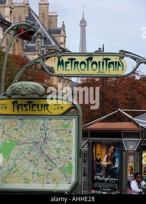 U-Bahn Eingang Edgar Quinet und Eiffelturm Paris Frankreich Stockfoto