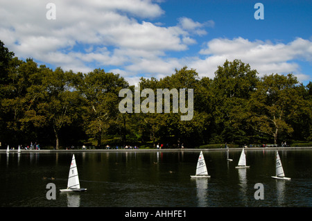 Ferngesteuertes Modell Segelboote auf Wintergarten Wasser im Central Park in New York City Stockfoto