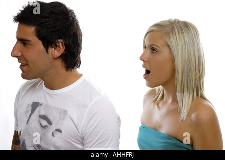 Diskussion zwischen jungen Mann und junge Frau Stockfoto