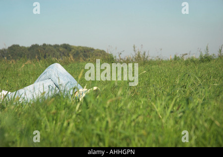 Junge Frau liegt auf Feldbereich "niedrig" Stockfoto