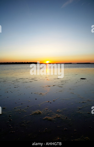 ENGLAND Northumberland Budle Bay. Sonnenuntergang über Budle Bay in der Nähe von Bamburgh und Teil der Northumberland-Erbe-Küste. Stockfoto